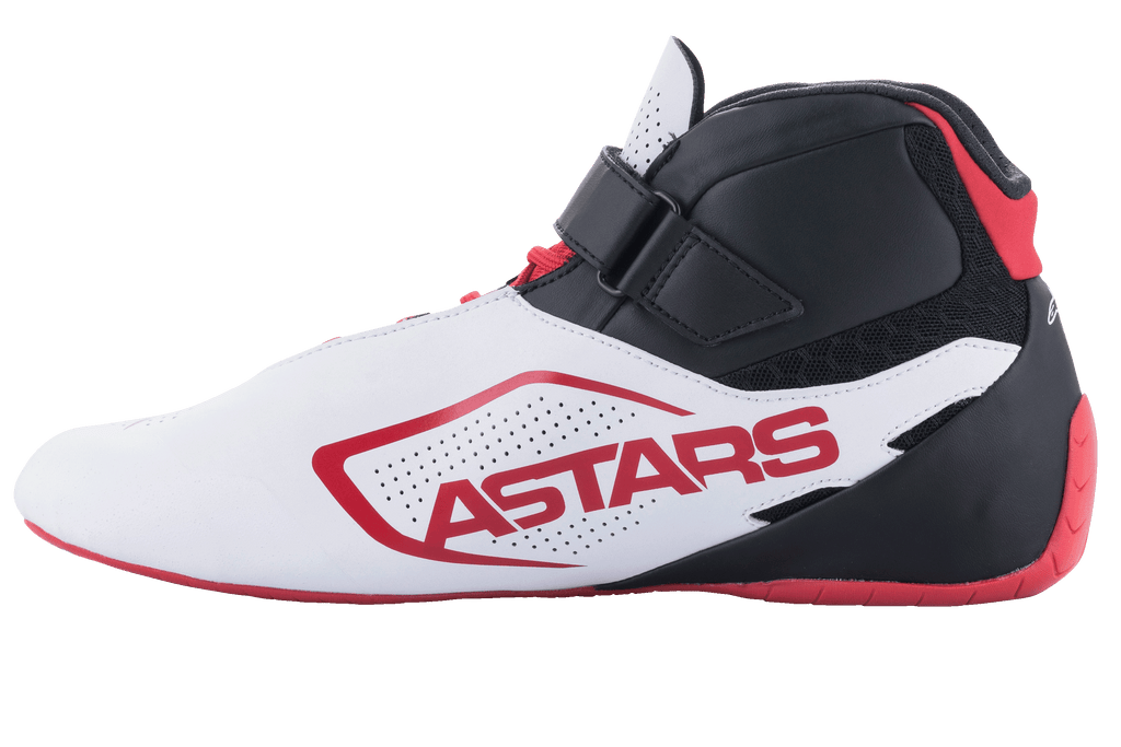 Alpinestars Tech-1 K V2-skor, kartingskor, vita, svarta och röda, sidovy med röd ASTARS-logotyp på en vit perforerad panel, svart ovandel med kardborreband och röda skosnören, tunn röd sula för precisionskörning