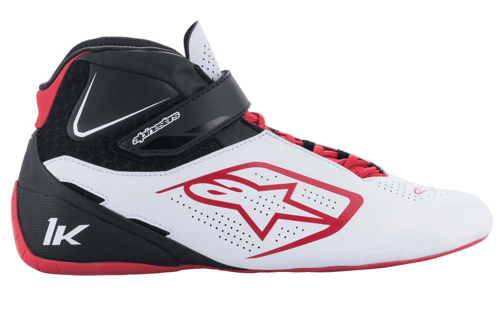 Alpinestars Tech-1 K V2-skor, kartingskor, vit, svart och röd, profilvy med perforerade vita paneler, röd stjärnlogotyp, svart ankelrem och röda skosnören, specialiserade motorsportskor