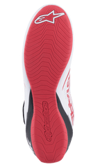 Alpinestars Tech-1 K V2-skor, kartingskor, vit, svart och röd, detaljerad vy underifrån av den röda texturerade gummisulan med Alpinestars-logotyp och präglat varumärke, designad för maximalt grepp och taktil känsla