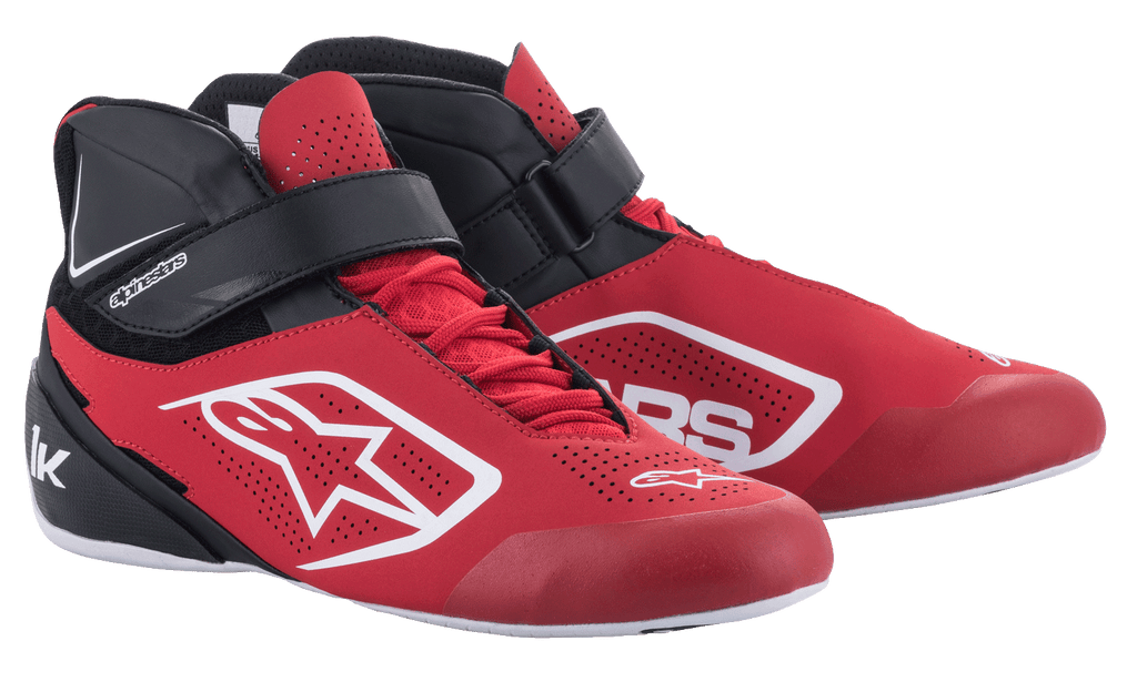 Alpinestars Tech-1 K V2 kartingskor, röda, svarta och vita, halvhöga racingskor med röda skosnören och svart kardborreband vid vristen, ovandel i perforerad mikrofiber med vita Alpinestars-logotyper, ergonomisk design för professionell karting