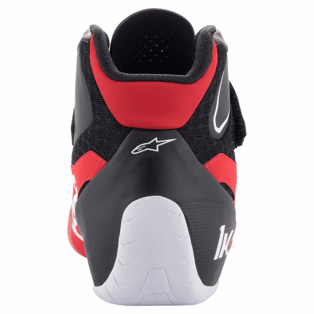Alpinestars Tech-1 K V2-skor, kartingskor, röd, svart och vit, vy bakifrån som visar den lågt skurna kragen vid hälsenan, vitt hälparti med "1K"-logotyp och Alpinestars stjärnlogotyp på den svarta ovandelen