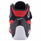 Alpinestars Tech-1 K V2-skor, kartingskor, röd, svart och vit, vy bakifrån som visar den lågt skurna kragen vid hälsenan, vitt hälparti med "1K"-logotyp och Alpinestars stjärnlogotyp på den svarta ovandelen