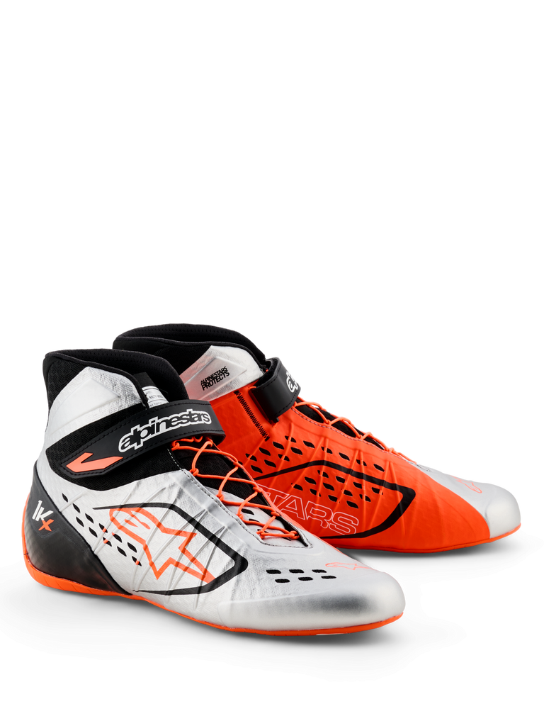 Alpinestars Tech-1 KX V3-skor - FIA, kartingskor, svart, silver och orange fluo, asymmetrisk färgdesign med en silversko och en orange sko, med asymmetrisk snörning och justerbara ankelremmar, smidig lättviktskonstruktion för racingprestanda
