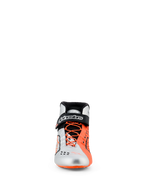 Alpinestars Tech-1 KX V3-skor, kartingskor, svart, silver och orange fluo, vy framifrån, ovandel i silver och fluorescerande orange, asymmetrisk orange snörning, svart vristrem med vit logotyp, eleganta FIA-certifierade racingskor