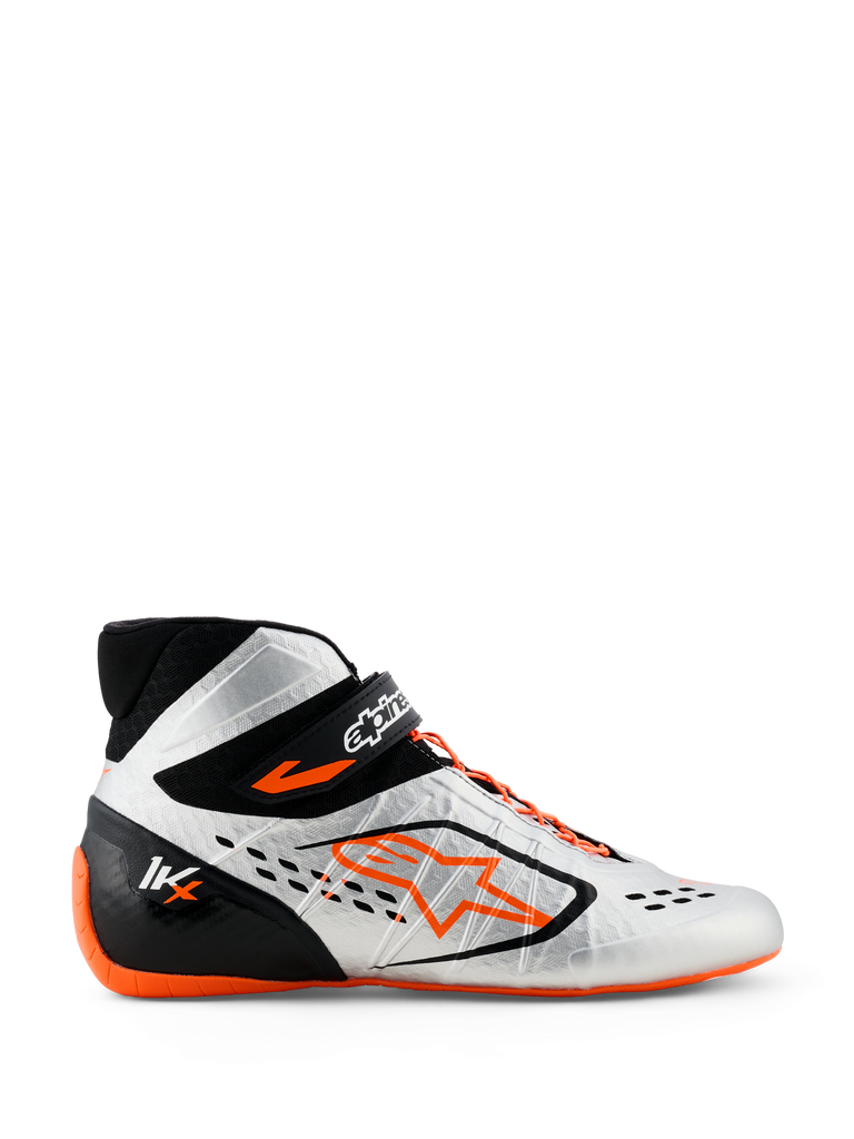 Alpinestars Tech-1 KX V3-skor, kartingskor, silver, svart och fluo orange, profilvy med sömlös termosvetsad konstruktion, asymmetrisk orange snörning, framträdande orange Astar-logotyp på sidan och tunn fluo orange gummisula