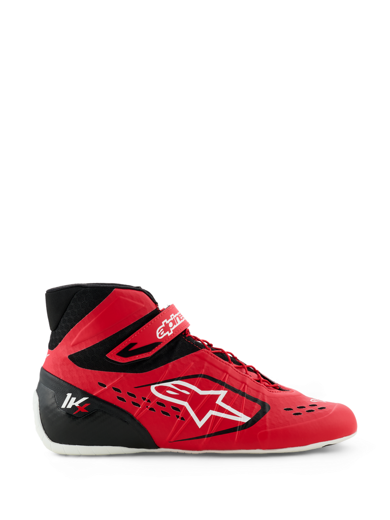Alpinestars Tech-1 KX V3 kartingskor, röda och svarta, sidoprofil med stor vit Alpinestars-logotyp, asymmetriskt snörningssystem, kardborreband vid ankeln och lätt sömlös design för motorsportprestanda