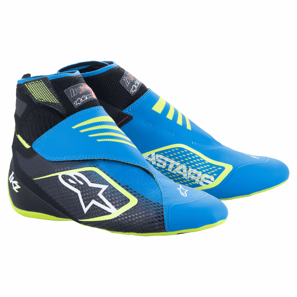 Alpinestars Tech-1 KZ V2 kartingskor, blå, svarta och neon-gula, med sömlös stickad ovandel, dubbel vristremstängning, stor vit stjärnlogotyp på sidan, elegant lättviktig design för motorsport