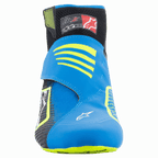 Alpinestars Tech-1 KZ V2-skor, kartingskor, svart, emaljblå och fluogul, vy framifrån som visar den sömlösa stickade ovandelen, klarblå rem med gula detaljer och svart ankelkrage.