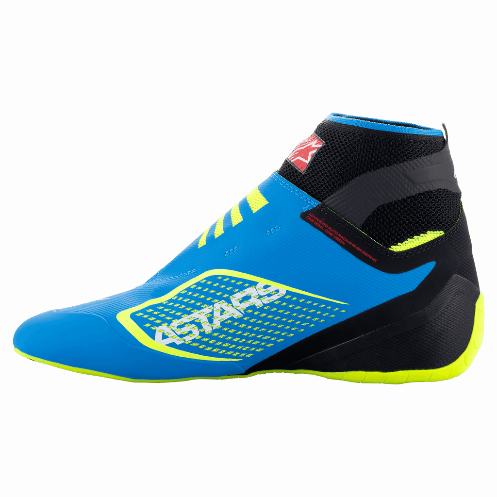 Alpinestars Tech-1 KZ V2-skor, kartingskor, Enamel Blue med svarta och Yellow Fluo-detaljer, profilvy från sidan med sömlös stickad ovandel och tunn yttersula i gummi hämtad från Formel 1, framträdande ASTARS-logotyp på sidan.