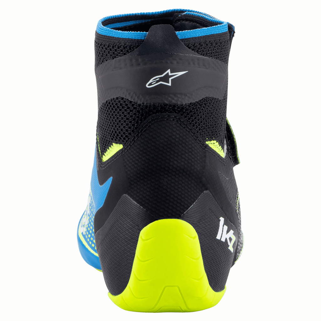 Alpinestars Tech-1 KZ V2-skor, kartingskor, Black Enamel Blue och Yellow Fluo, vy bakifrån som visar den stickade ovandelen, Alpinestars-logotyp och neongult hälstöd