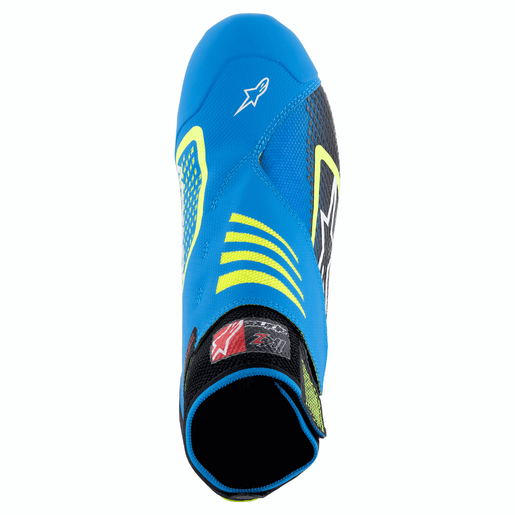 Alpinestars Tech-1 KZ V2-skor, kartingskor, svarta, emaljblå och neongula, vy uppifrån som visar den sömlösa stickade ovandelen, Alpinestars-logotyp på tån och elastisk krage för en säker passform
