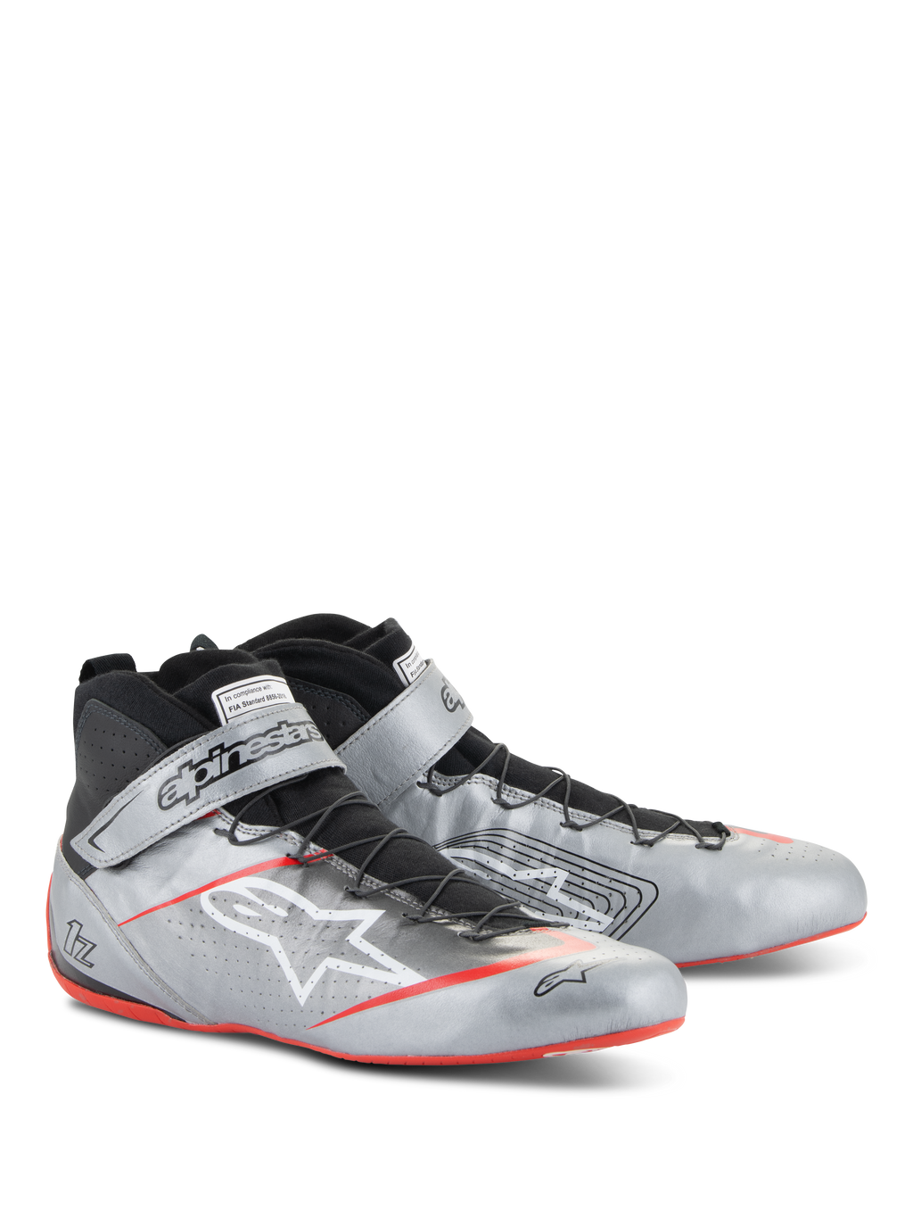 Alpinestars Tech-1 Z V3-skor FIA, racingskor för bil, mörkt silver med svarta och röda detaljer, ovandel i metallic-silverfärgat läder med svart snabbsnörningssystem, ankelrem med logotyp och tunna röda detaljer på sulan.