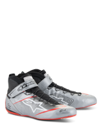 Alpinestars Tech-1 Z V3-skor FIA, racingskor för bil, mörkt silver med svarta och röda detaljer, ovandel i metallic-silverfärgat läder med svart snabbsnörningssystem, ankelrem med logotyp och tunna röda detaljer på sulan.