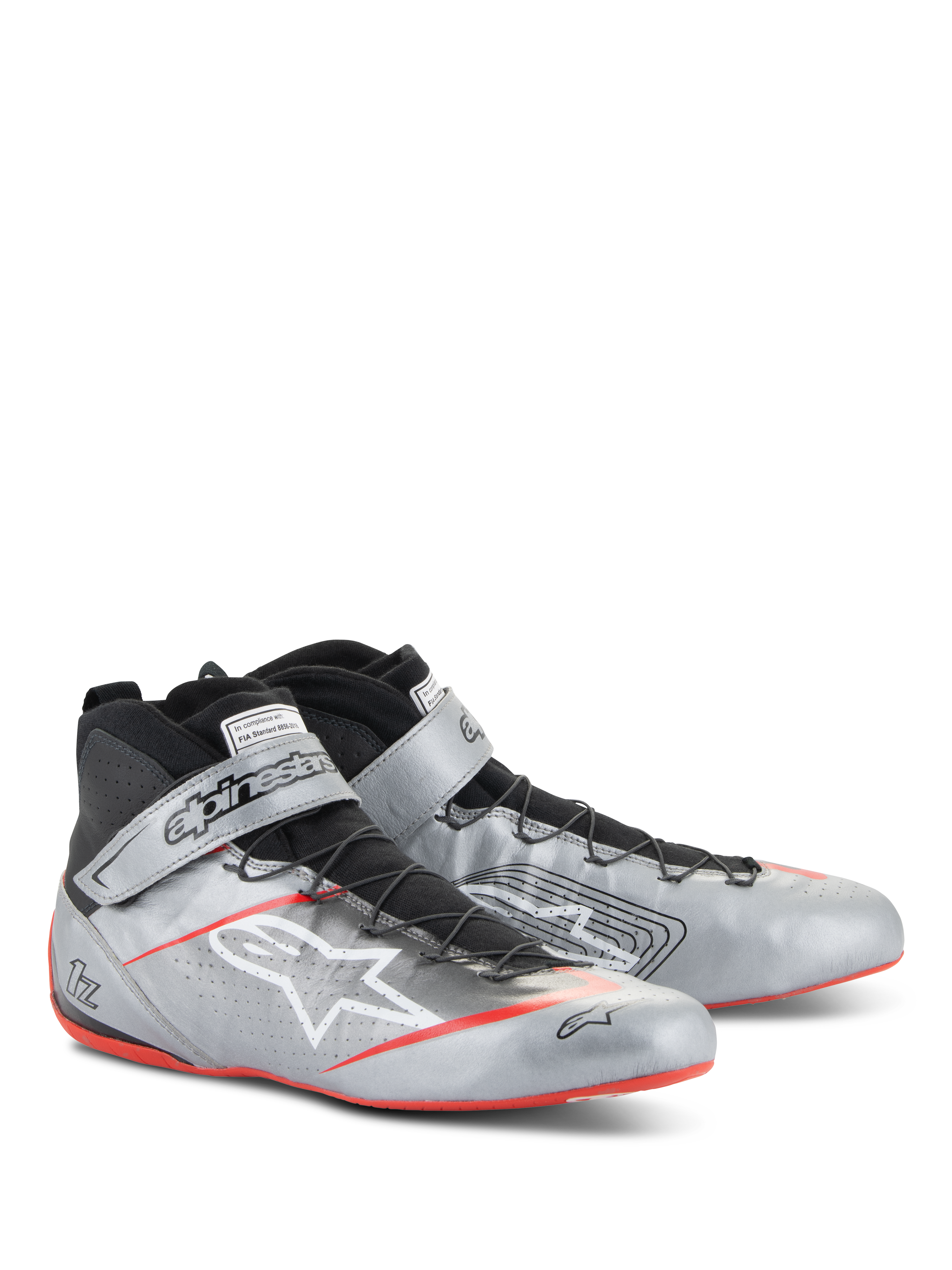 Alpinestars Tech-1 Z V3-skor FIA, racingskor för bil, mörkt silver med svarta och röda detaljer, ovandel i metallic-silverfärgat läder med svart snabbsnörningssystem, ankelrem med logotyp och tunna röda detaljer på sulan.