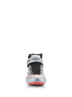 Alpinestars Tech-1 Z V3-skor FIA, racingskor, mörkt silver, svart och röd, vy framifrån med en ovandel i metalliskt silverfärgat läder, svart snabbsnörningssystem, röda detaljer på tån, Alpinestars-logotyp på vristremmen och FIA-homologeringsetikett på plösen
