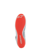 Alpinestars Tech-1 Z V3-skor FIA, racingskor, mörksilver, svart och röd, vy underifrån som visar den klarröda gummiyttersulan med vita Alpinestars-logotyper, texturerat asymmetriskt mönster för grepp, silverfärgade läderdetaljer på sidan