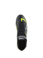 Alpinestars Tech-1 Z V3-skor FIA, bilsportskor, svart och gul fluo, vy uppifrån som visar dubbelt snabbsnörningssystem, kardborreband med logotyp och premiumläderkonstruktion för professionell motorsport.