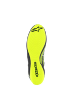 Alpinestars Tech-1 Z V3-skor FIA, bilsportskor, vy av yttersulan i gul fluo, med asymmetriskt mönster och svart Alpinestars-logotyp, tunn gummisula för maximal pedalkänsla och grepp