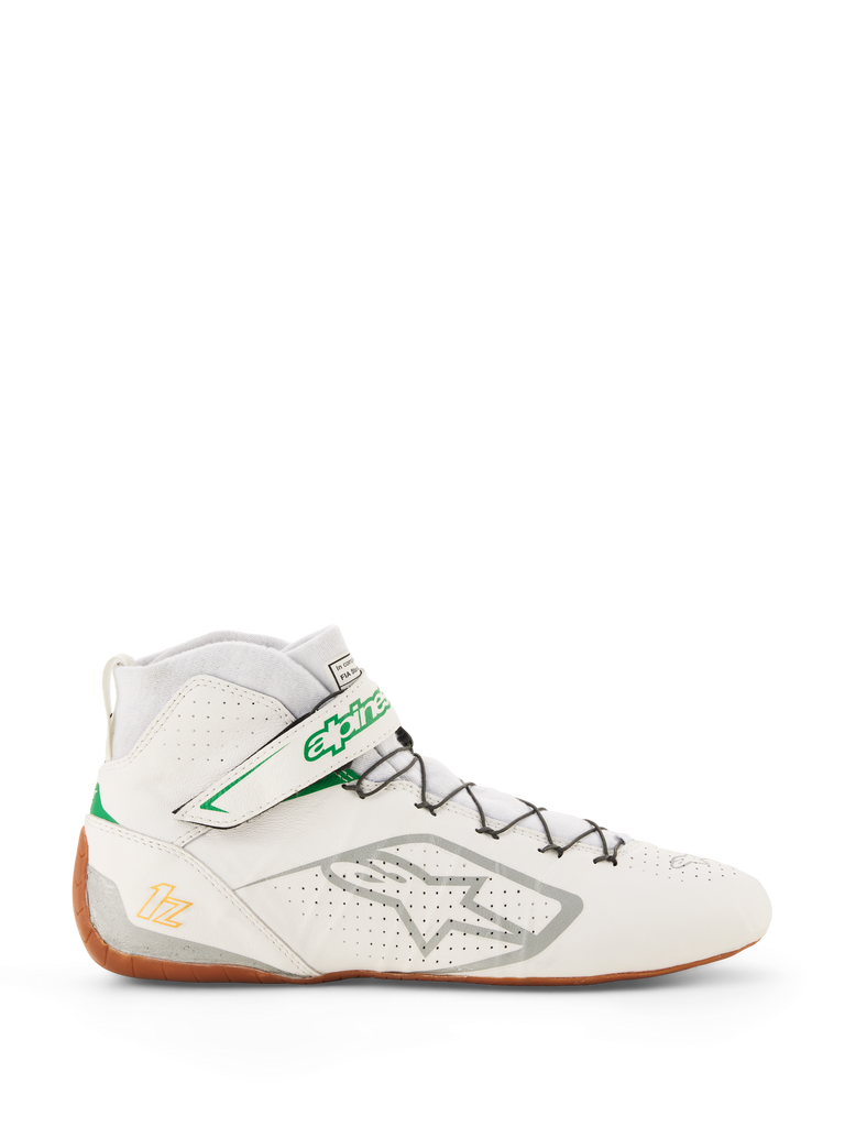 Alpinestars Tech-1 Z V3-skor FIA, racing- och gokartskor, vita med gröna och gummifärgade detaljer, sidovy med silverfärgad Alpinestars-logotyp, perforerad läderovandel, hög profil med snabbsnörning, professionell motorsportdesign
