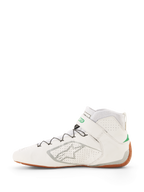 Alpinestars Tech-1 Z V3-skor FIA, vita racingskor med gröna och silverfärgade detaljer, gummisula, high-top-design med perforerat läder, snabbsnörningssystem med trådstöd, silverfärgad Alpinestars-logotyp på sidan