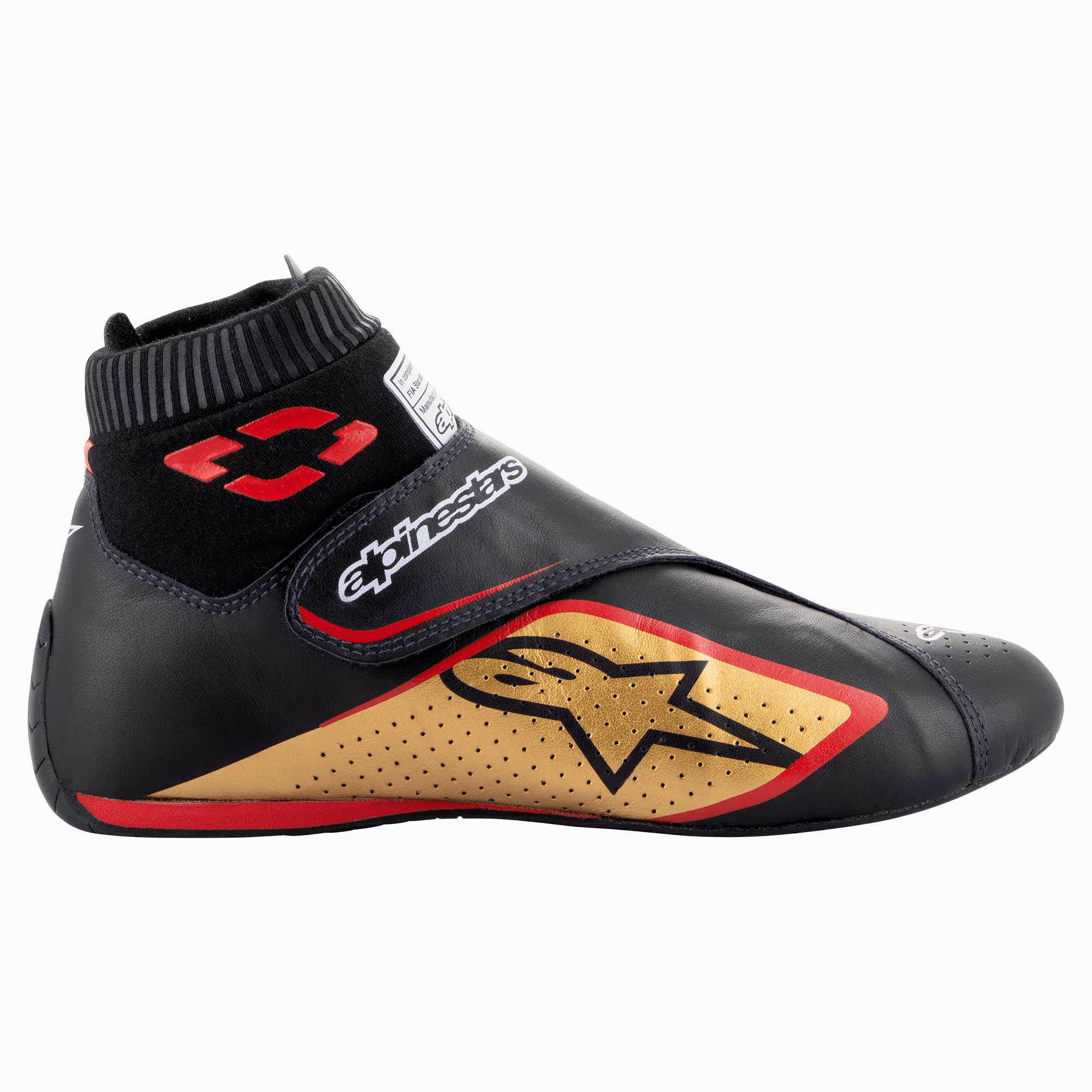 Alpinestars Supermono V2 Shoes FIA, racingskor för bilsport, svart, guld och röd, sidoprofil som visar läderkonstruktion med perforerade paneler, stor guldstjärnelogotyp, elastisk flamsäker krage i sockmodell och kardborrestängning.