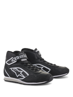 Alpinestars Radar-skor, professionella skor för depåteam, svarta och vita, läderkonstruktion med perforerade kylzoner, vit Astars-logotyp på sidan och justerbar vristrem med logotyp, hållbar gummisula för garagebruk