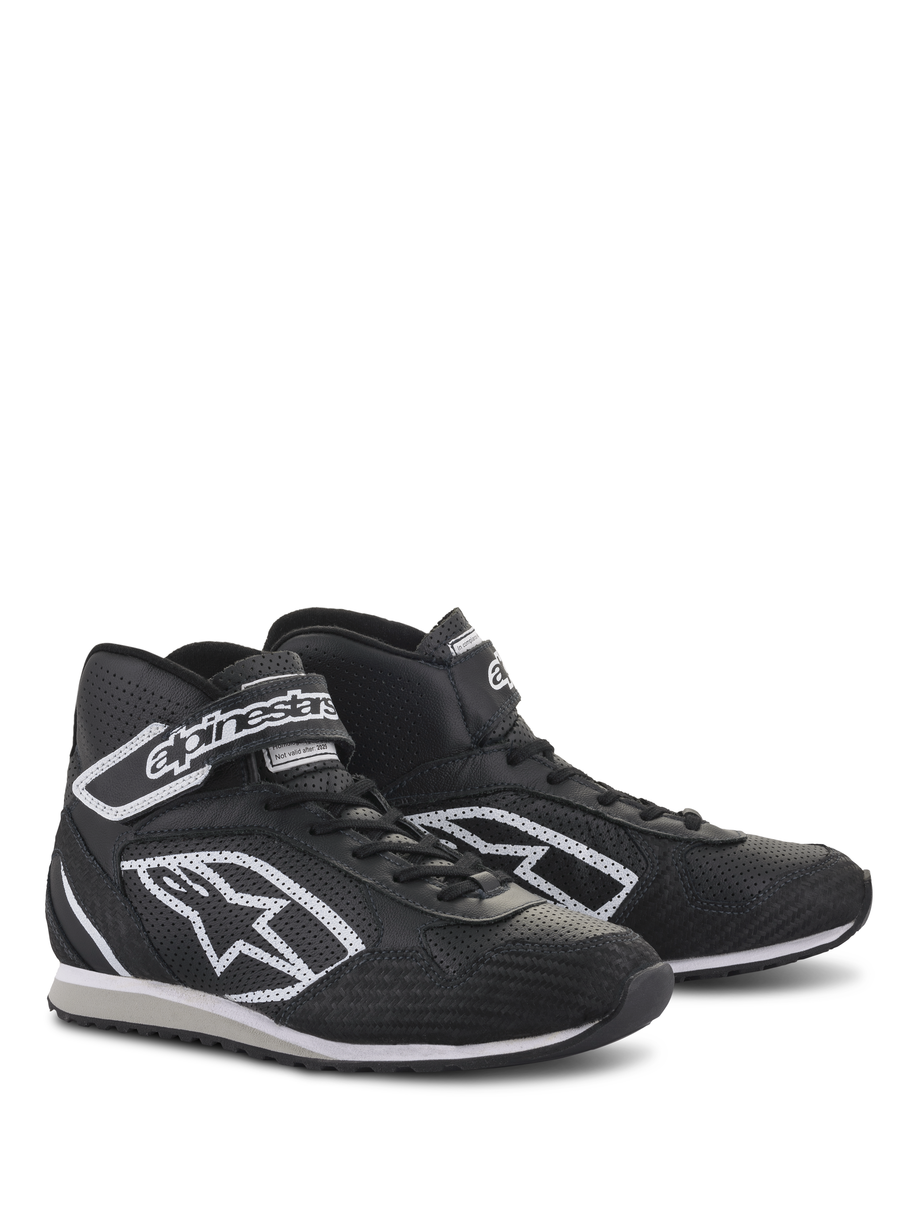 Alpinestars Radar-skor, professionella skor för depåteam, svarta och vita, läderkonstruktion med perforerade kylzoner, vit Astars-logotyp på sidan och justerbar vristrem med logotyp, hållbar gummisula för garagebruk