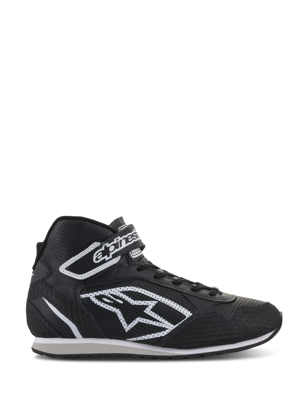 Alpinestars Radar-skor, professionella skor för depåteam inom bilsport, svarta och vita, ovandel i perforerat läder med stor vit stjärnlogotyp, hög design med kardborreband vid vristen och snörning, slitstark motorsportinspirerad stil