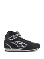 Alpinestars Radar-skor, professionella skor för depåteam inom bilsport, svarta och vita, ovandel i perforerat läder med stor vit stjärnlogotyp, hög design med kardborreband vid vristen och snörning, slitstark motorsportinspirerad stil