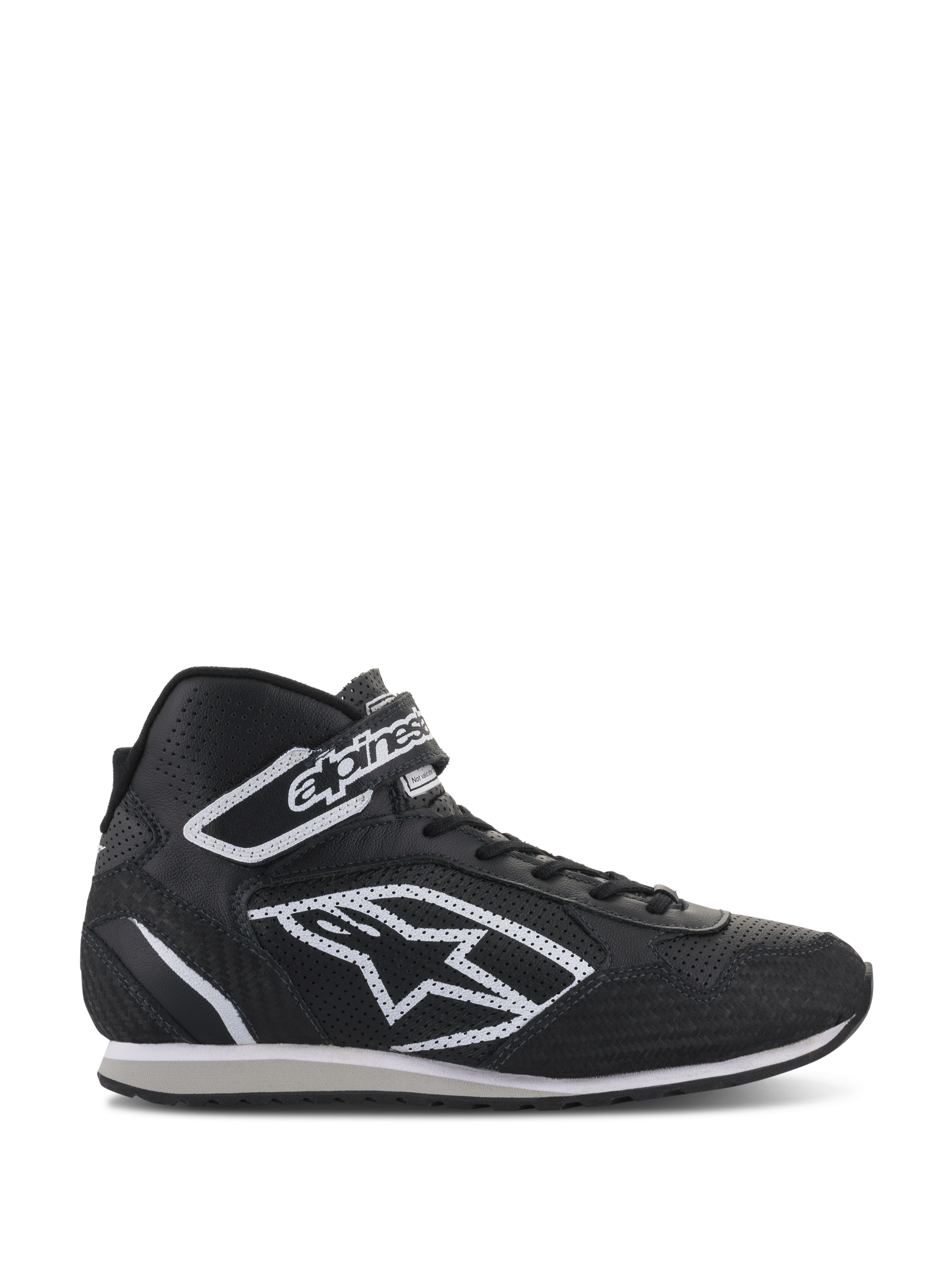 Alpinestars Radar-skor, professionella skor för depåteam inom bilsport, svarta och vita, ovandel i perforerat läder med stor vit stjärnlogotyp, hög design med kardborreband vid vristen och snörning, slitstark motorsportinspirerad stil