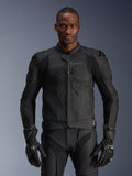Alpinestars Dusk Airflow läderjacka, svart motorcykeljacka, perforerat läder med skyddande vaddering på axlarna, kroppsnära design, bärs med matchande svarta skyddshandskar