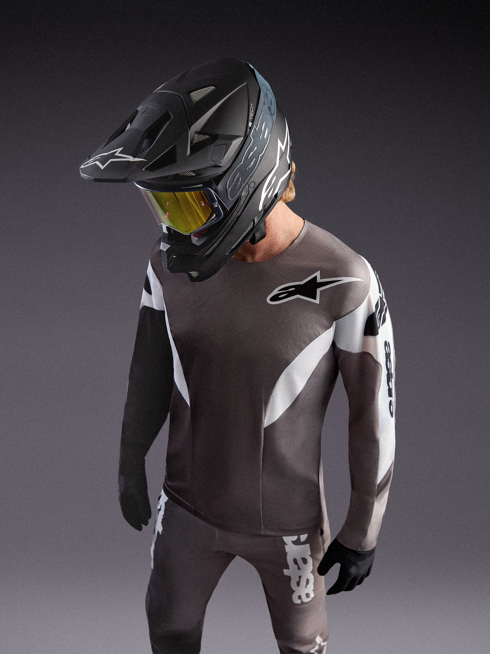 Alpinestars A-Supra Elite-tröja i Faded Gray, lätt mikroperforerad MTB-tröja med racinggrafik och ASTARS-logotyp.