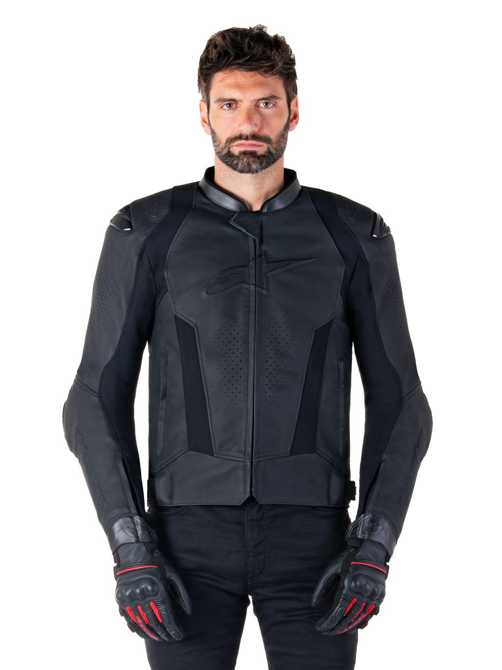 Alpinestars Missile V3 läderjacka, svart motorcykeljacka för racing, bärs av modell med matchande svarta handskar och byxor, med perforerat läder för ventilation, externa axelskydd och stilren sportig design