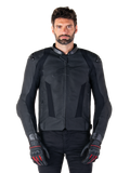 Alpinestars Missile V3 läderjacka, svart motorcykeljacka för racing, bärs av modell med matchande svarta handskar och byxor, med perforerat läder för ventilation, externa axelskydd och stilren sportig design