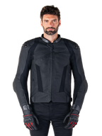 Alpinestars Missile V3 läderjacka, svart motorcykeljacka för racing, bärs av modell med matchande svarta handskar och byxor, med perforerat läder för ventilation, externa axelskydd och stilren sportig design