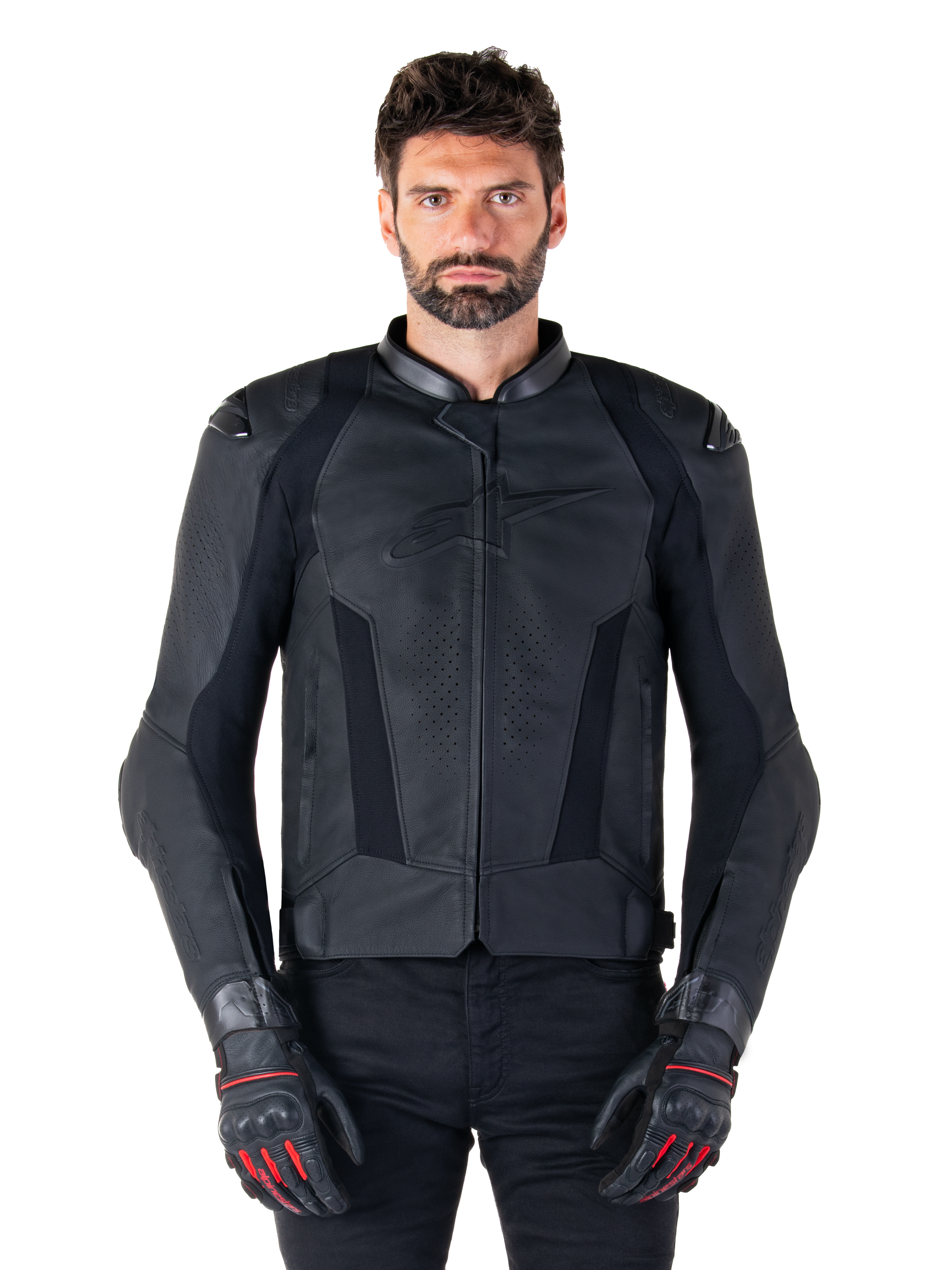 Alpinestars Missile V3 läderjacka, svart motorcykeljacka för racing, bärs av modell med matchande svarta handskar och byxor, med perforerat läder för ventilation, externa axelskydd och stilren sportig design