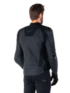 Alpinestars Missile V3 Läderjacka, svart, sedd bakifrån på modell, förstklassig racingjacka i läder, med präglad Alpinestars-logotyp på nedre ryggen och TPU-armbågsskydd.