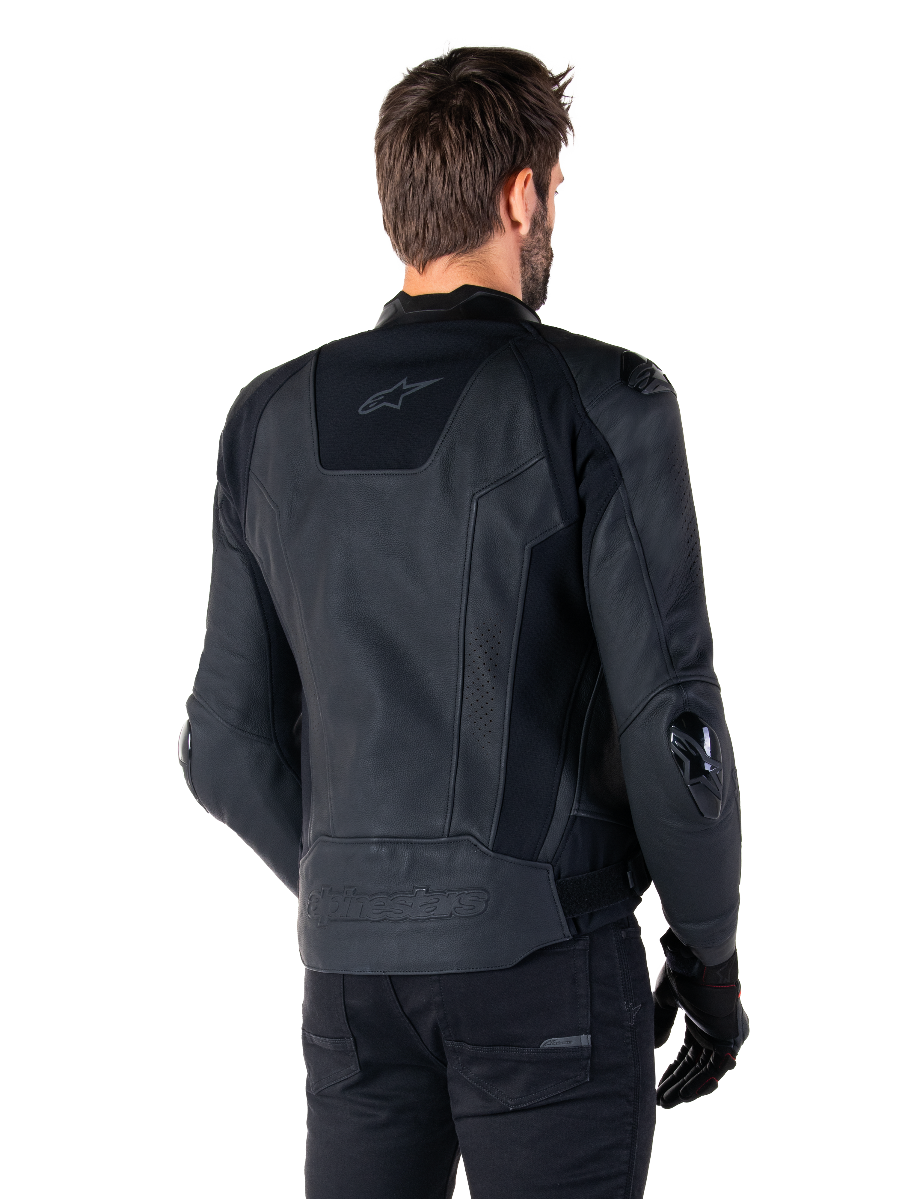 Alpinestars Missile V3 Läderjacka, svart, sedd bakifrån på modell, förstklassig racingjacka i läder, med präglad Alpinestars-logotyp på nedre ryggen och TPU-armbågsskydd.