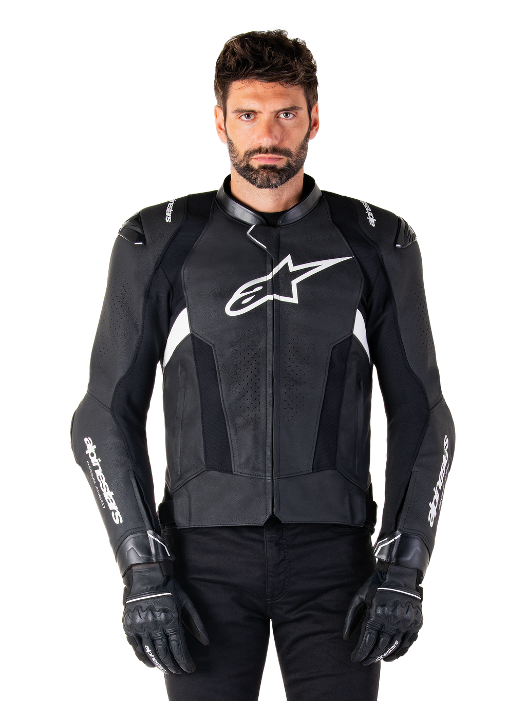 Alpinestars Missile V3 läderjacka, svart med vita logotyper, bärs av en modell med svarta körhandskar, premium motorcykelracingjacka i läder med perforerade ventilationspaneler och prestandafunktioner
