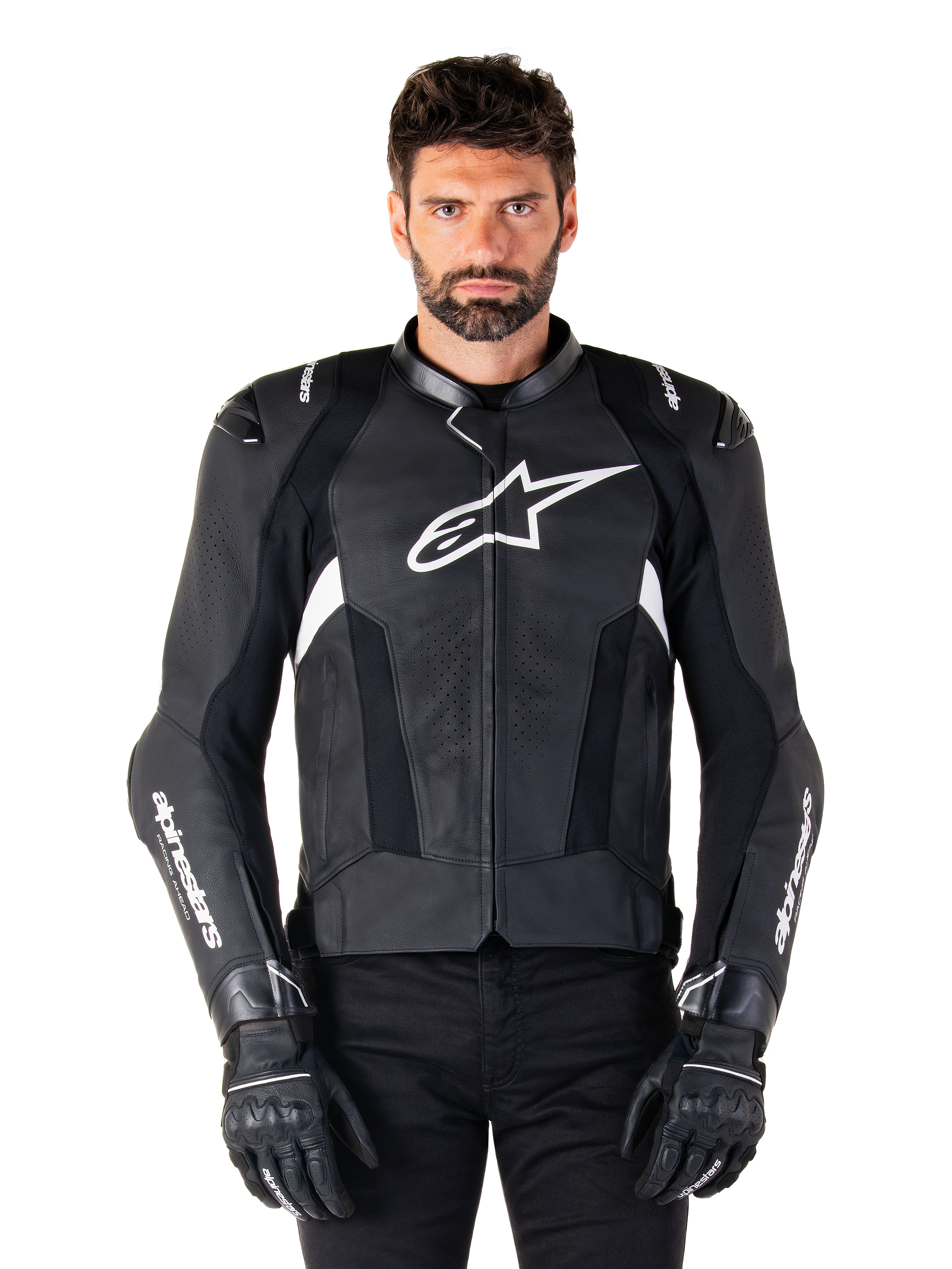 Alpinestars Missile V3 läderjacka, svart med vita logotyper, bärs av en modell med svarta körhandskar, premium motorcykelracingjacka i läder med perforerade ventilationspaneler och prestandafunktioner