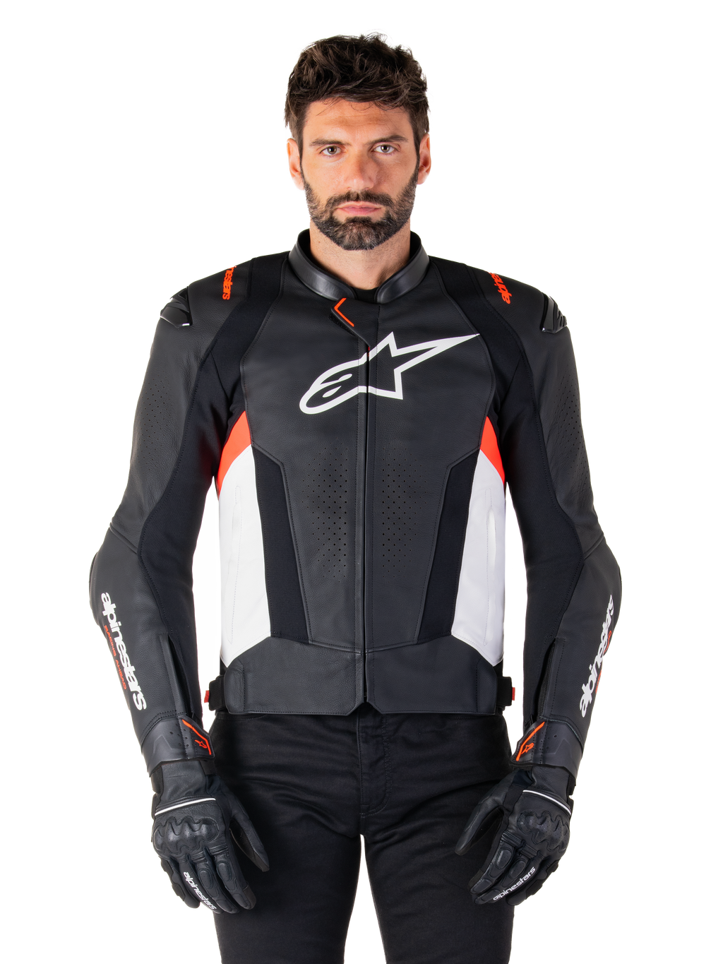 Alpinestars Missile V3 Läderjacka, Black White Red Fluo, premium racing-sportjacka i nötläder, med vit bröstlogotyp och Alpinestars-logotyper på ärmarna, bärs med svarta motorcykelhandskar och byxor