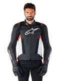 Alpinestars Missile V3 Läderjacka, Black White Red Fluo, premium racing-sportjacka i nötläder, med vit bröstlogotyp och Alpinestars-logotyper på ärmarna, bärs med svarta motorcykelhandskar och byxor