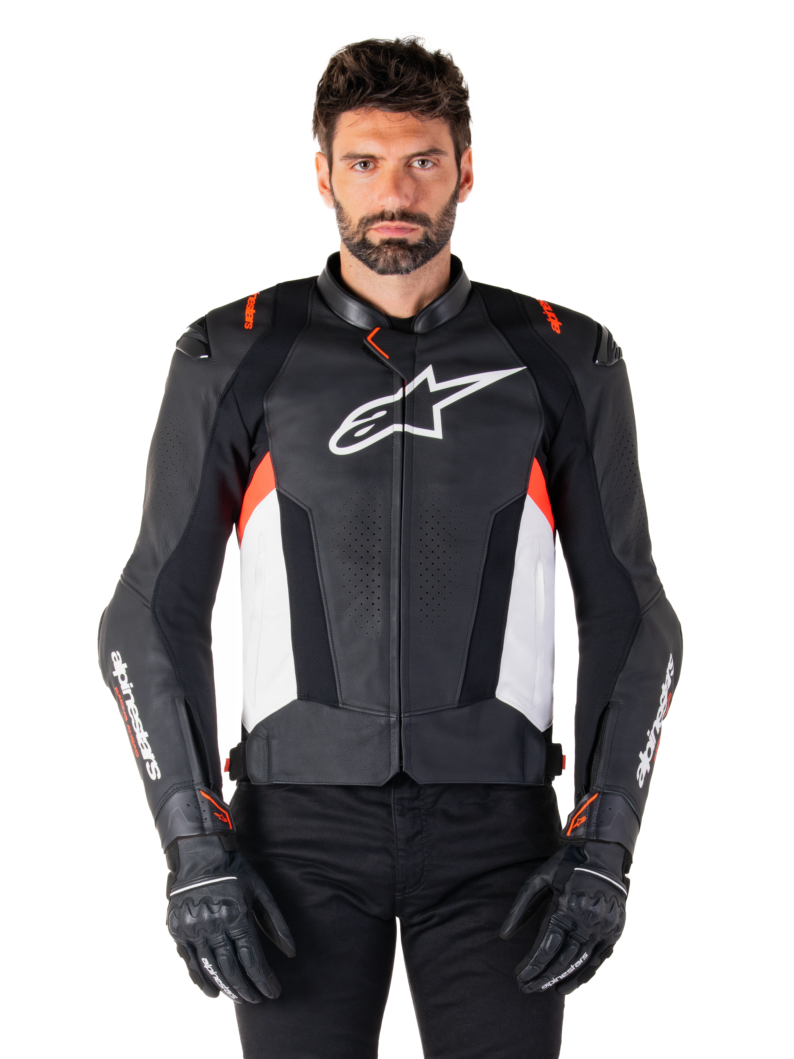 Alpinestars Missile V3 Läderjacka, Black White Red Fluo, premium racing-sportjacka i nötläder, med vit bröstlogotyp och Alpinestars-logotyper på ärmarna, bärs med svarta motorcykelhandskar och byxor