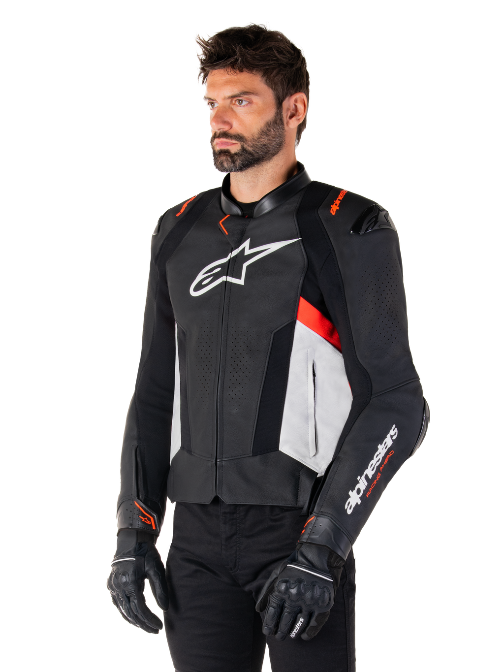 Alpinestars Missile V3 läderjacka, svart, vit och röd fluo, racing-sportjacka för motorcykel buren av en modell med svarta handskar och byxor, perforerade läderpaneler och tydlig Alpinestars-branding
