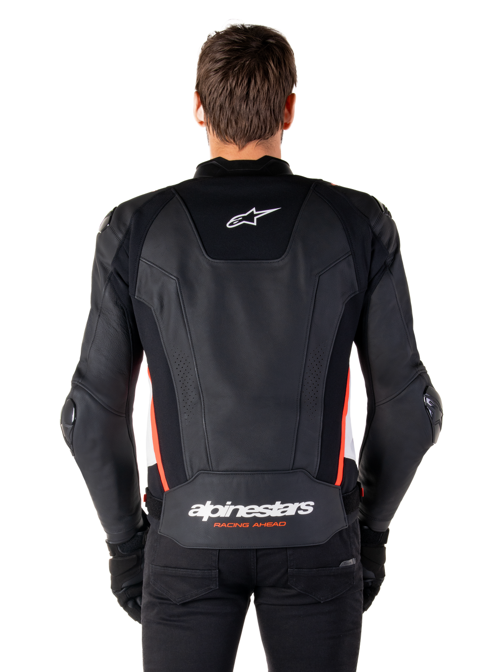Alpinestars Missile V3 Läderjacka, baksida, premium svart läder med detaljer i röd fluo och vitt, med en vit stjärnlogotyp på övre delen av ryggen och Alpinestars-logotyp på nedre delen av ryggen, bärs med svarta byxor och handskar.