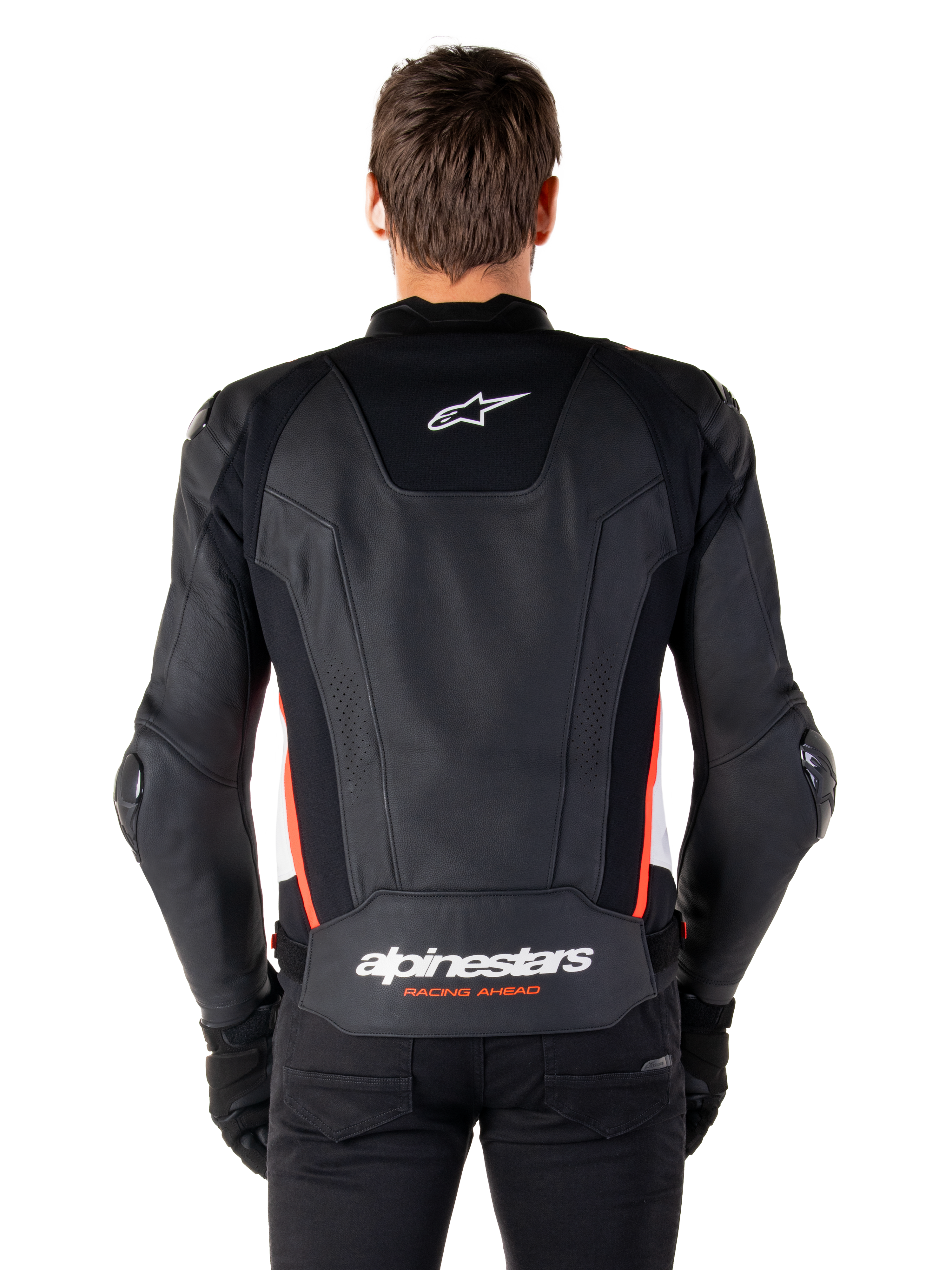 Alpinestars Missile V3 Läderjacka, baksida, premium svart läder med detaljer i röd fluo och vitt, med en vit stjärnlogotyp på övre delen av ryggen och Alpinestars-logotyp på nedre delen av ryggen, bärs med svarta byxor och handskar.