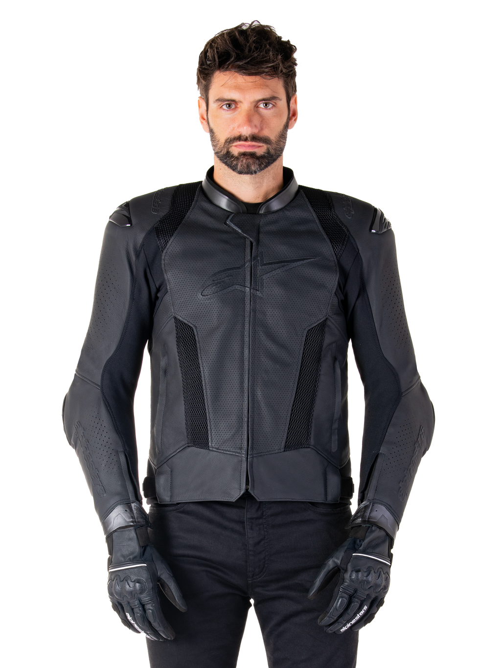 Alpinestars Missile V3 Airflow läderjacka, svart racingjacka för motorcykel, bärs av en modell med svarta handskar och byxor, med perforerade läderpaneler, meshventilation och externa axelskydd, premiumläderkonstruktion för sportkörning.