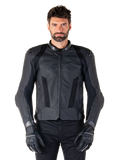 Alpinestars Missile V3 Airflow läderjacka, svart racingjacka för motorcykel, bärs av en modell med svarta handskar och byxor, med perforerade läderpaneler, meshventilation och externa axelskydd, premiumläderkonstruktion för sportkörning.