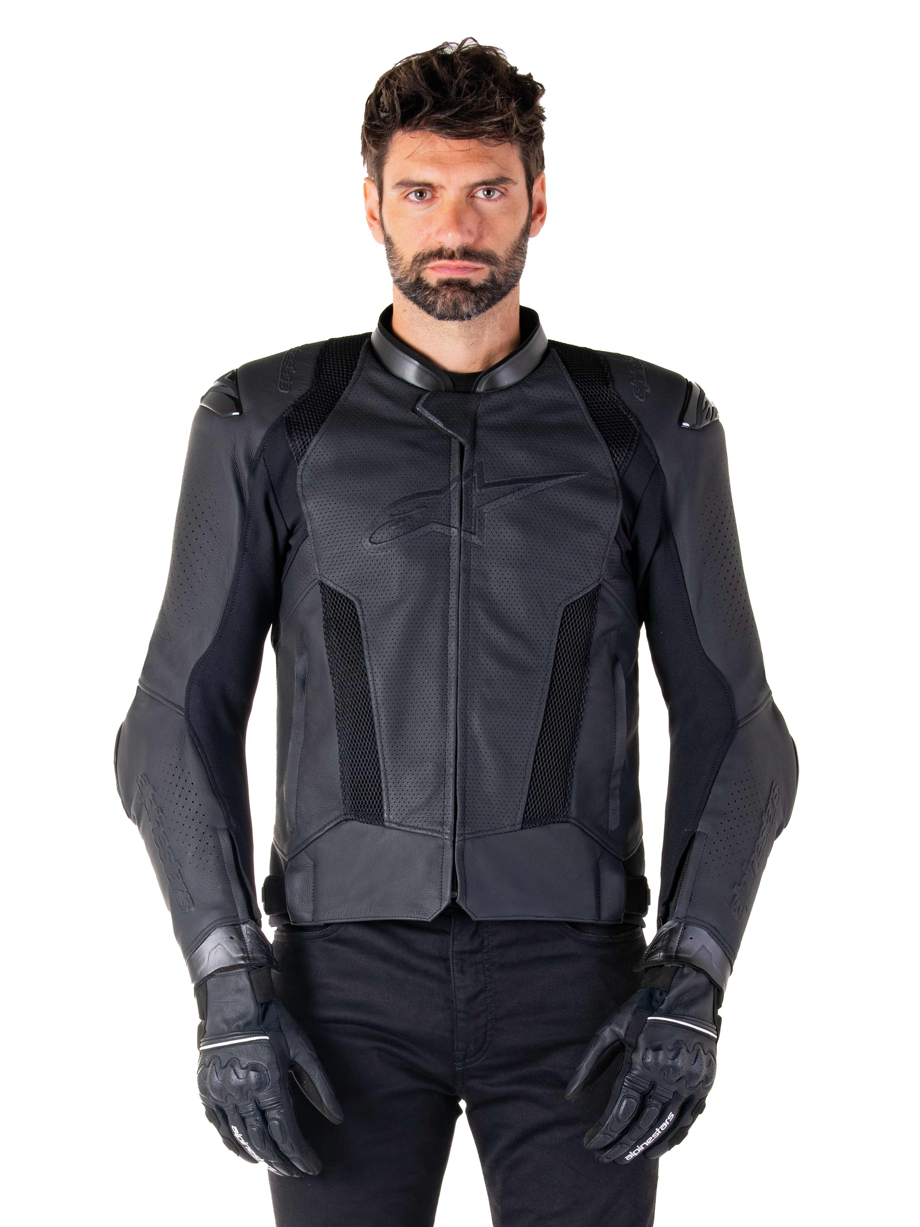 Alpinestars Missile V3 Airflow läderjacka, svart racingjacka för motorcykel, bärs av en modell med svarta handskar och byxor, med perforerade läderpaneler, meshventilation och externa axelskydd, premiumläderkonstruktion för sportkörning.