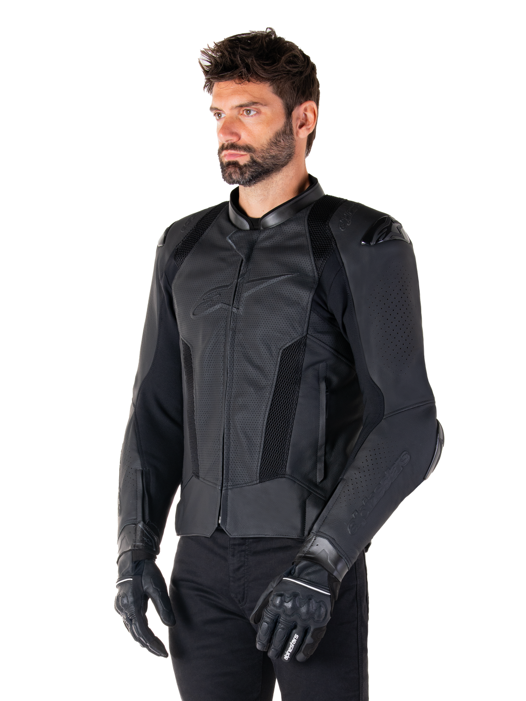 Alpinestars Missile V3 Airflow skinnjacka, svart, bärs av en man med svarta motorcykelhandskar och byxor, med omfattande perforerade läderpaneler, DFS-axelskydd och en stilren race-passform.